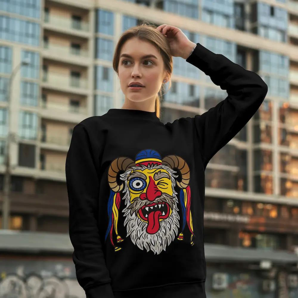 Femeie purtând bluză neagră cu imprimeu mască tradițională românească, fotografie lifestyle.