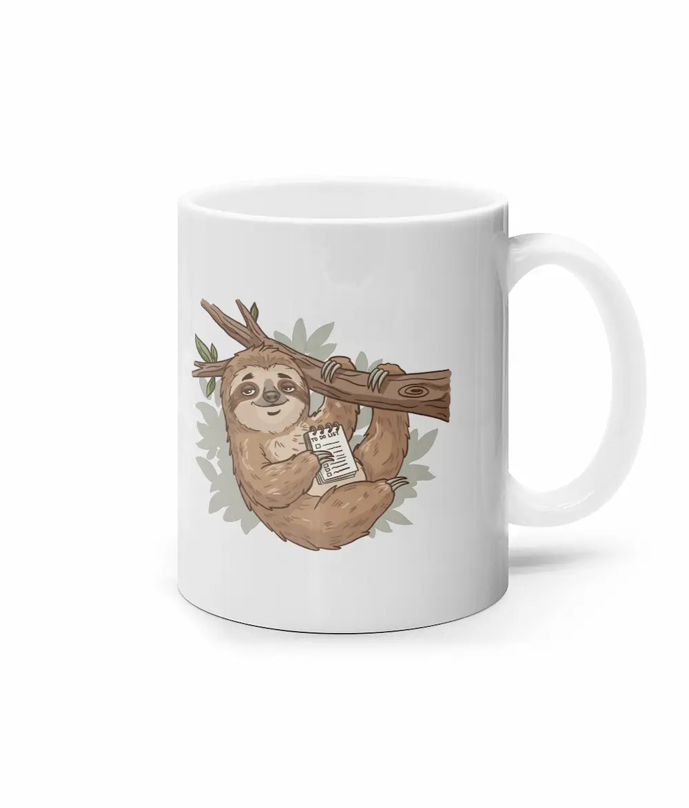 Cană albă din ceramică cu ilustrație leneș și listă “to do”, temă procrastinare.