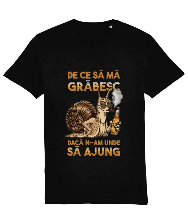 Tricou amuzant „De ce să mă grăbesc?”: Mockup tricou negru cu melc și mesaj „De ce să mă grăbesc, dacă n-am unde să ajung”, pe fundal alb.