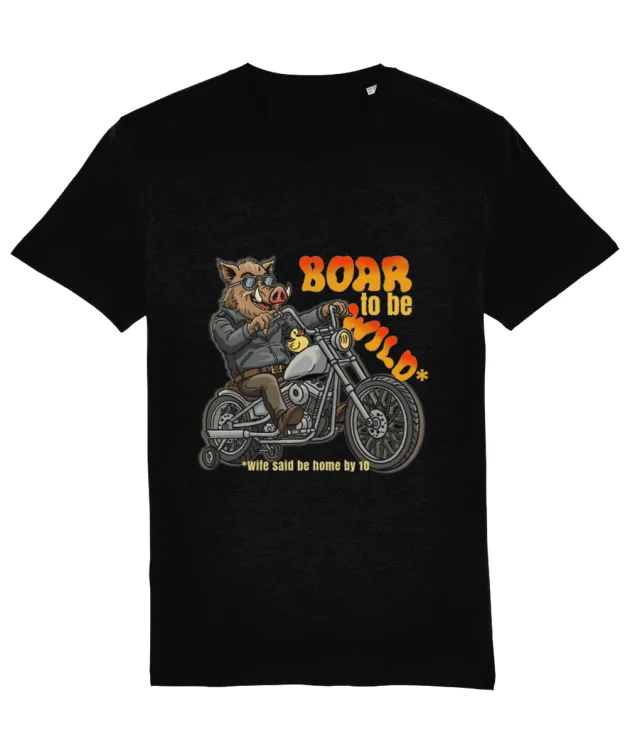 Tricou Amuzant Biker: Mockup tricou negru cu mistreț pe motocicletă și text „Boar to be Wild”, pe fundal alb.