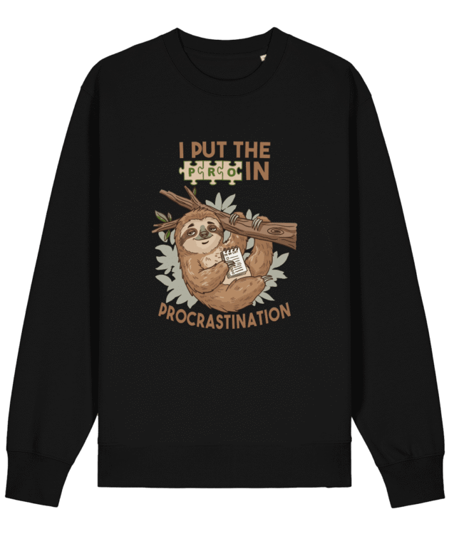 Bluză amuzantă leneș - Mockup bluză neagră cu mânecă lungă, leneș și mesaj „I Put the PRO in Procrastination”, pe fundal alb.