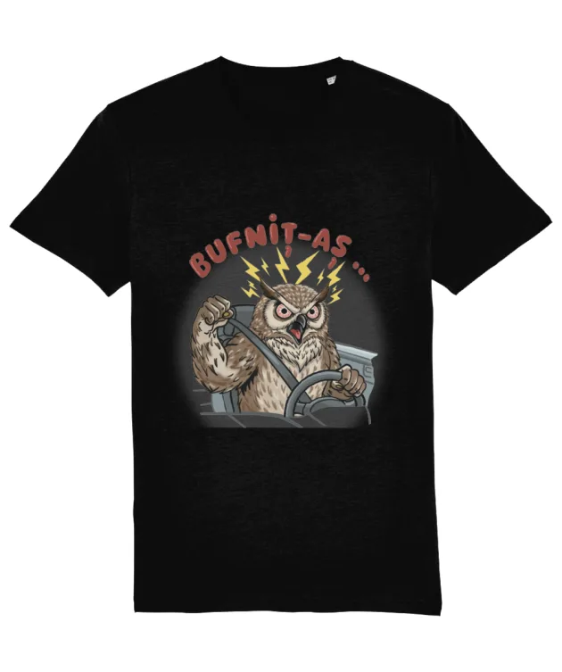 Tricou amuzant bufniță șofer la volan: Mockup tricou negru calitate premium cu bufniță la volan și text „Bufnit-aș…”, pe fundal alb.