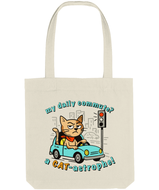 Geantă tote amuzantă ecru cu print pisică la volan și mesajul „my daily commute? a CAT-astrophe!”.