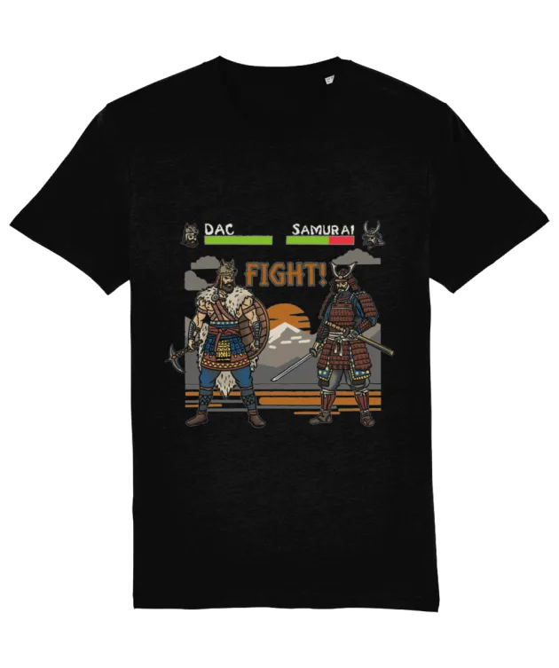 Mockup tricou daci: Tricou Premium negru cu design Daci vs Samurai, ilustrație stil arcade fighting game anii '90, cu lifebars și textul FIGHT central.