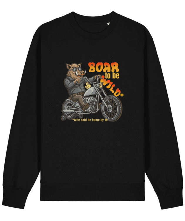 Bluză Amuzantă Biker - “Boar to be wild” : Mockup bluză neagră cu mânecă lungă, mistreț pe motocicletă și text „Boar to be Wild”, pe fundal alb.