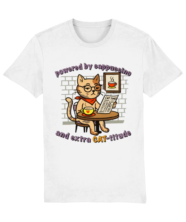 Tricou amuzant cafea alb unisex cu print pisică la cafea și mesajul „Powered by cappuccino and extra CAT-ittude”.