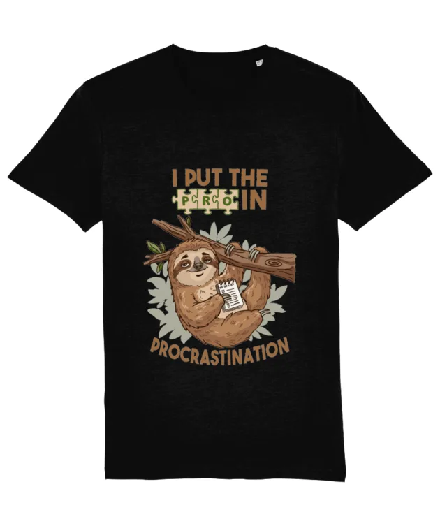 Mockup tricou negru cu leneș și mesaj „I Put the PRO in Procrastination”, pe fundal alb. - Tricou amuzant leneș