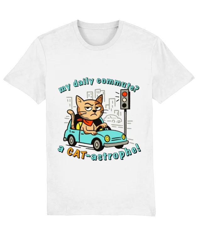 Tricou amuzant trafic -alb unisex cu print pisică la volan și mesajul „my daily commute? a CAT-astrophe!”.