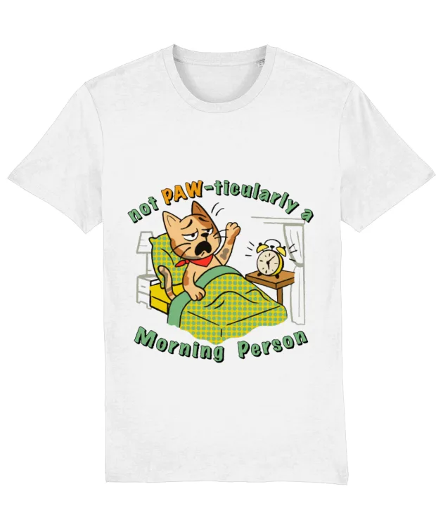 Tricou amuzant alb unisex cu print pisică în pat și mesajul „Not PAW-ticularly a Morning Person”.