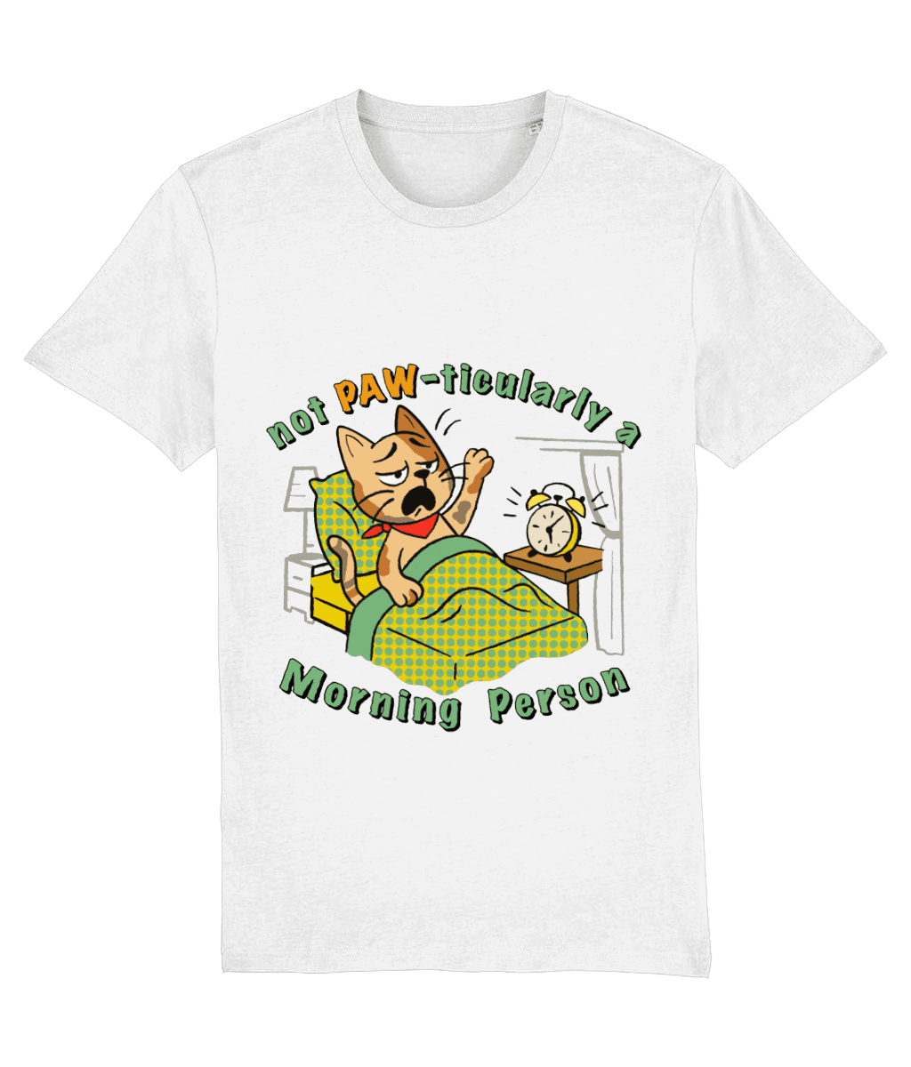 Tricou amuzant alb unisex cu print pisică în pat și mesajul „Not PAW-ticularly a Morning Person”.