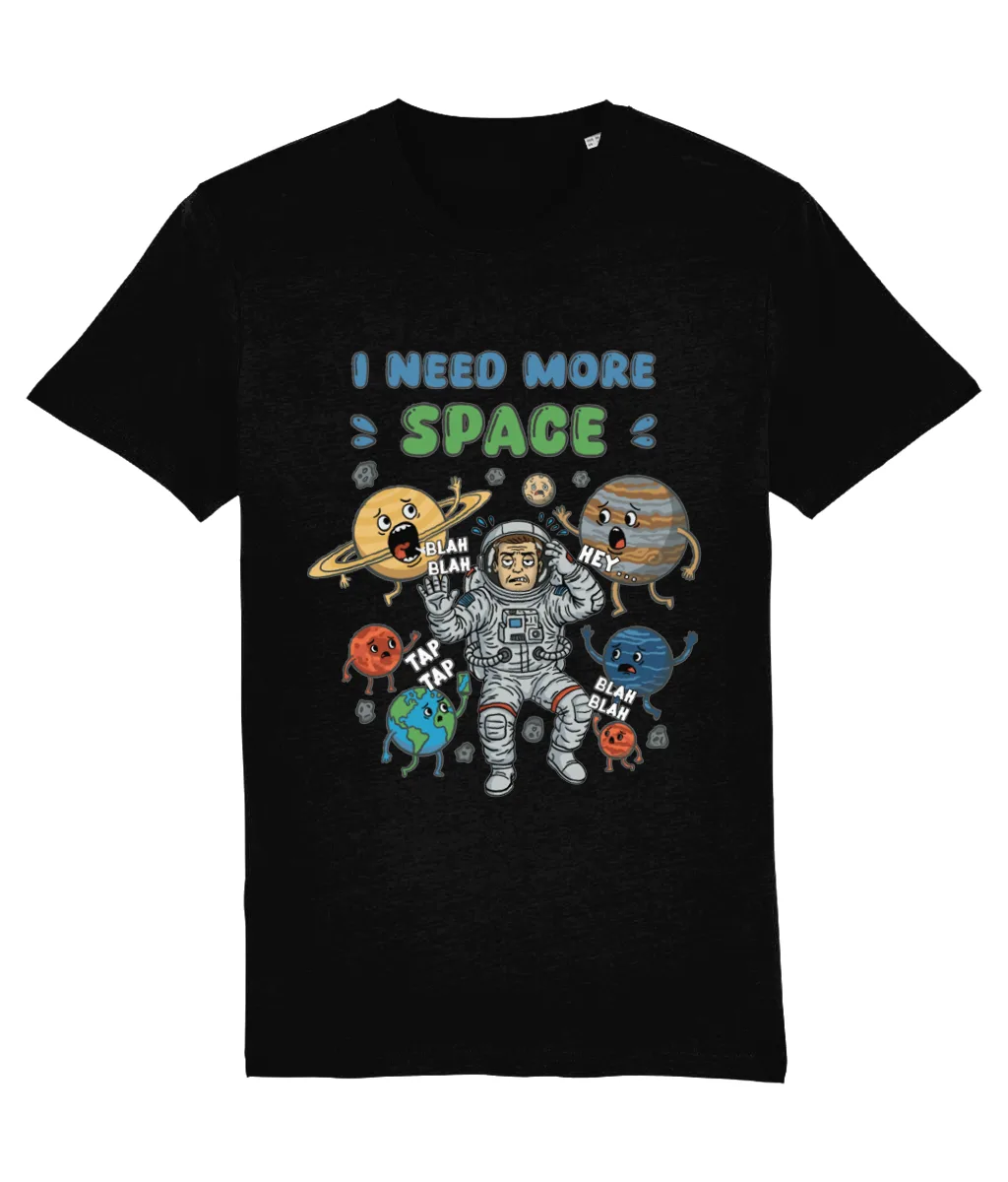 Tricou amuzant astronaut „I Need More Space”, design premium negru cu un astronaut asediat de planete guralive și Pământul făcând Live pe telefon.