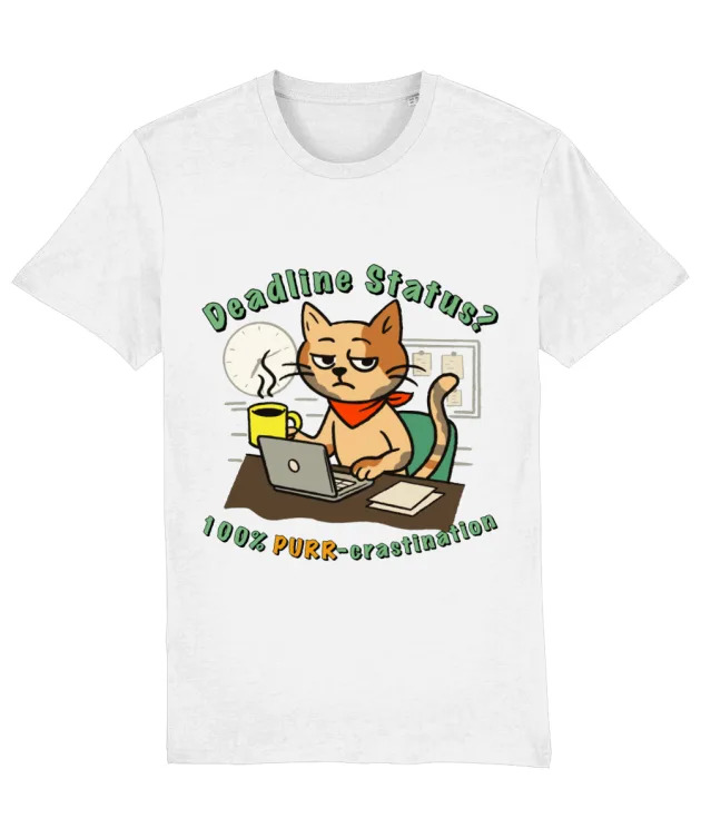 Tricou amuzant birou: alb unisex cu print pisică la laptop și mesajul „Deadline Status? 100% PURR-crastination”.