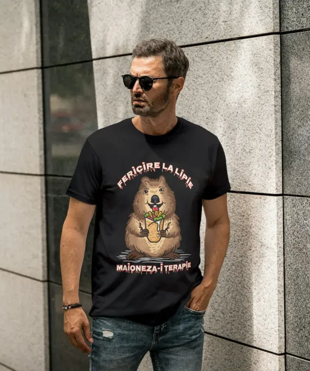 Bărbat purtând tricou negru cu print quokka și mesaj „Fericire la lipie, maioneza-i terapie”.