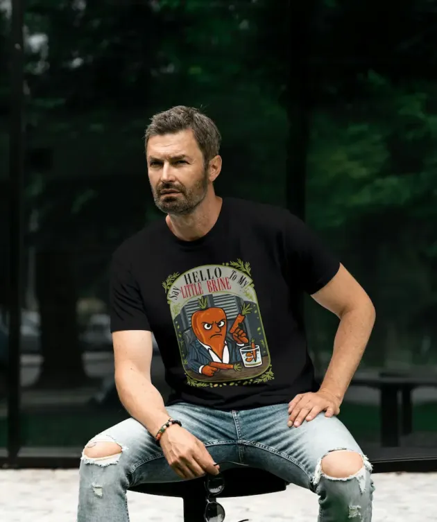 Bărbat purtând tricou negru cu mesaj „Say Hello To My Little Brine”.