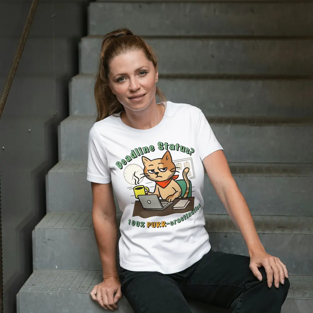 Femeie purtând tricoul „Pisica de Birou” cu mesajul „Deadline Status? 100% PURR-crastination”.