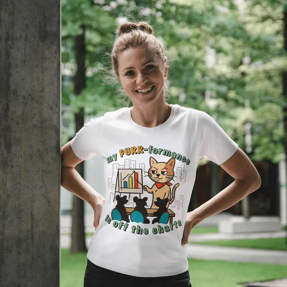Femeie purtând tricoul „Pisica de Birou” cu print pisică și mesajul „my PURR-formance is off the charts”.