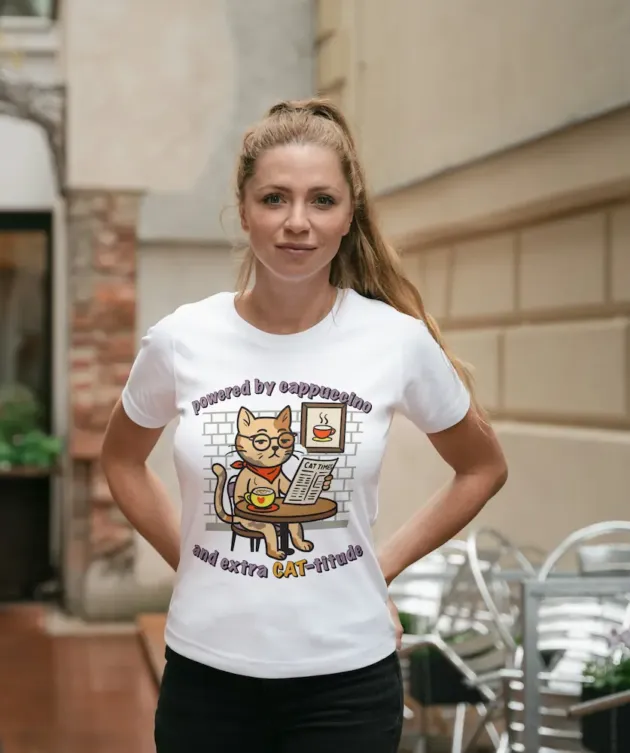 Femeie purtând tricoul „Pisica de Birou” cu print pisică și mesajul „Powered by cappuccino and extra CAT-ittude”.